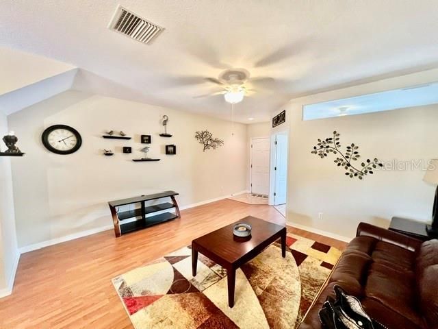 For Rent: $1,850 (2 beds, 2 baths, 1335 Square Feet)