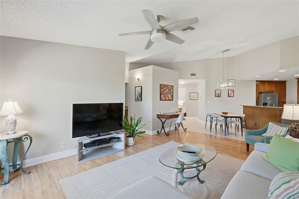 For Sale: $385,000 (2 beds, 2 baths, 1140 Square Feet)