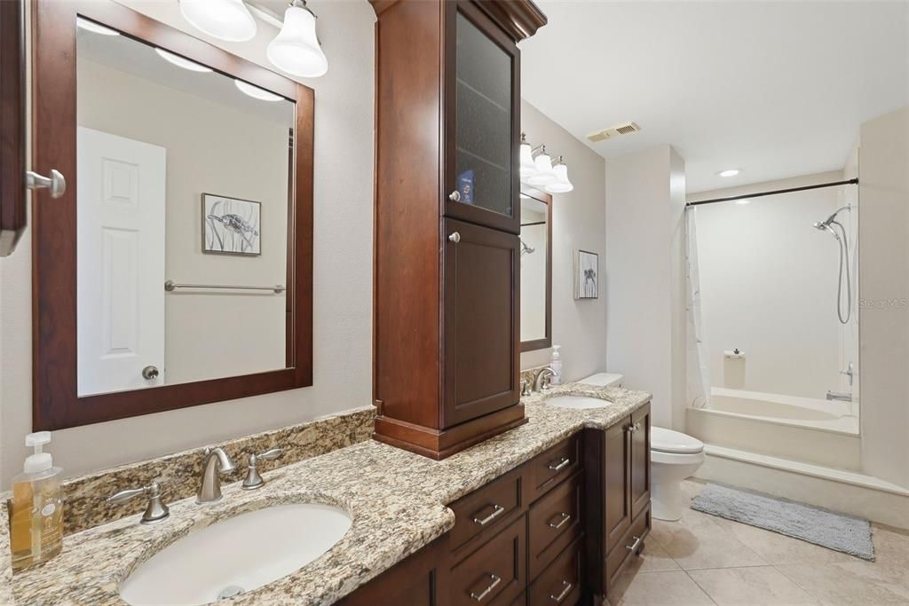 For Sale: $385,000 (2 beds, 2 baths, 1140 Square Feet)