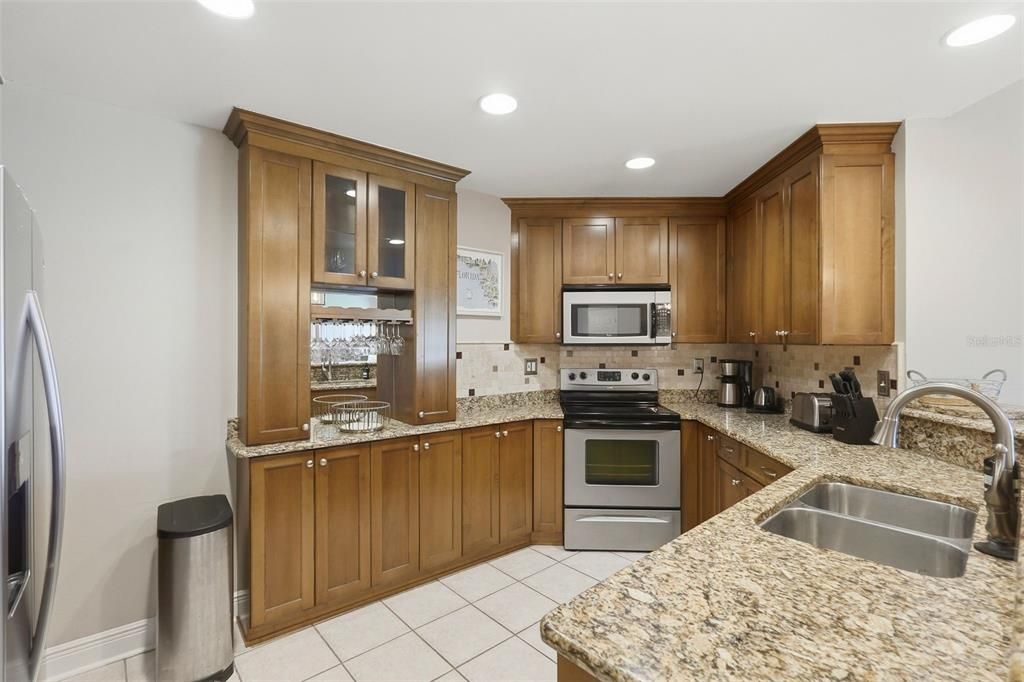 For Sale: $385,000 (2 beds, 2 baths, 1140 Square Feet)