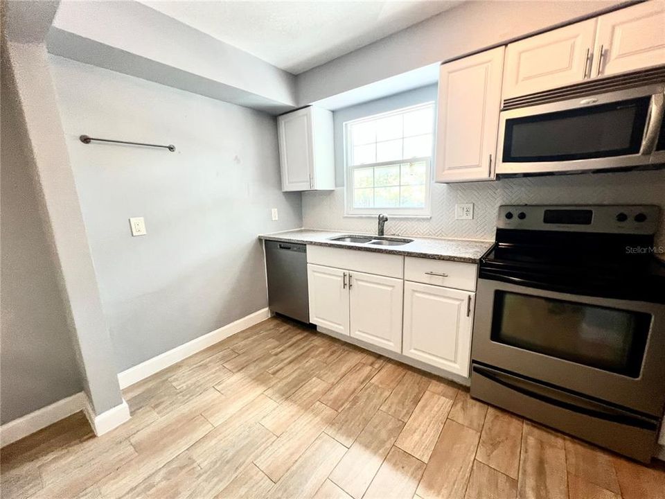 For Sale: $159,500 (2 beds, 2 baths, 1098 Square Feet)