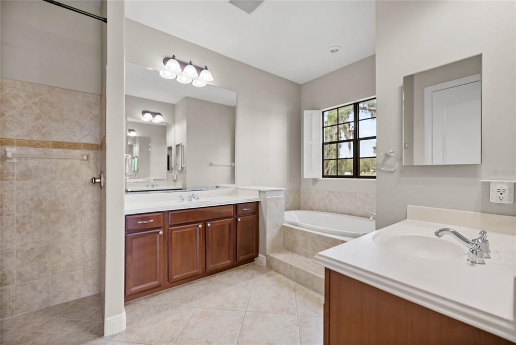 For Sale: $839,000 (5 beds, 4 baths, 4114 Square Feet)