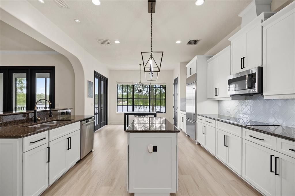 For Sale: $839,000 (5 beds, 4 baths, 4114 Square Feet)