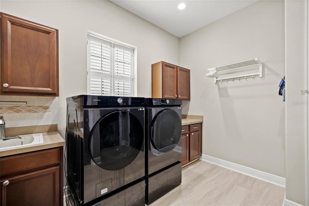 For Sale: $839,000 (5 beds, 4 baths, 4114 Square Feet)
