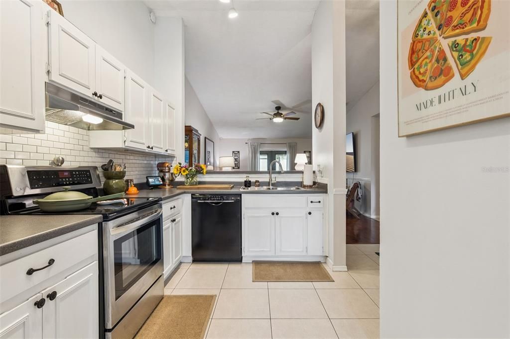 Active With Contract: $410,000 (3 beds, 2 baths, 1341 Square Feet)