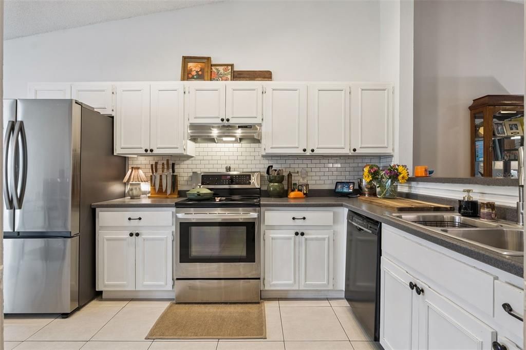 Active With Contract: $410,000 (3 beds, 2 baths, 1341 Square Feet)