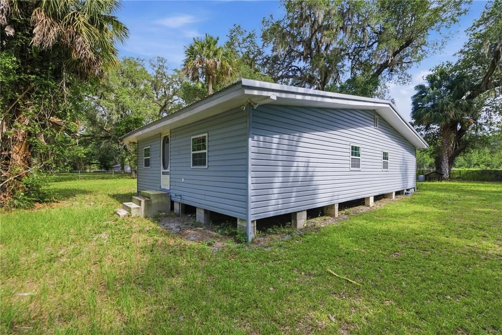 For Sale: $95,000 (2 beds, 1 baths, 832 Square Feet)