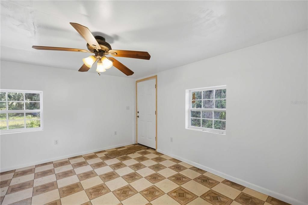 For Sale: $95,000 (2 beds, 1 baths, 832 Square Feet)