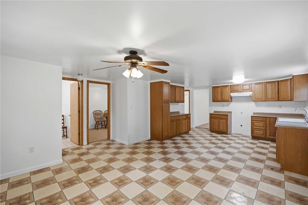 For Sale: $95,000 (2 beds, 1 baths, 832 Square Feet)