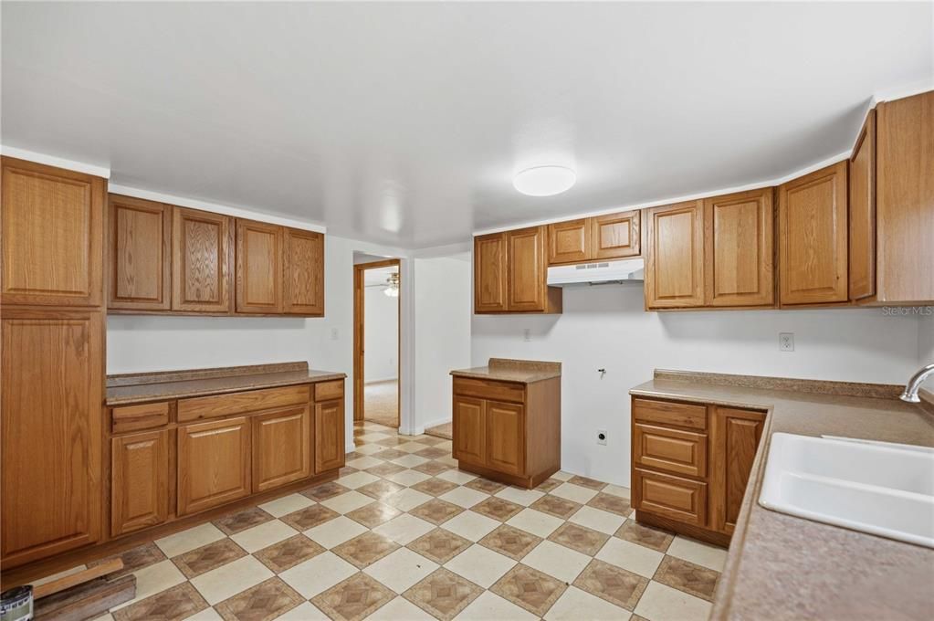 For Sale: $95,000 (2 beds, 1 baths, 832 Square Feet)