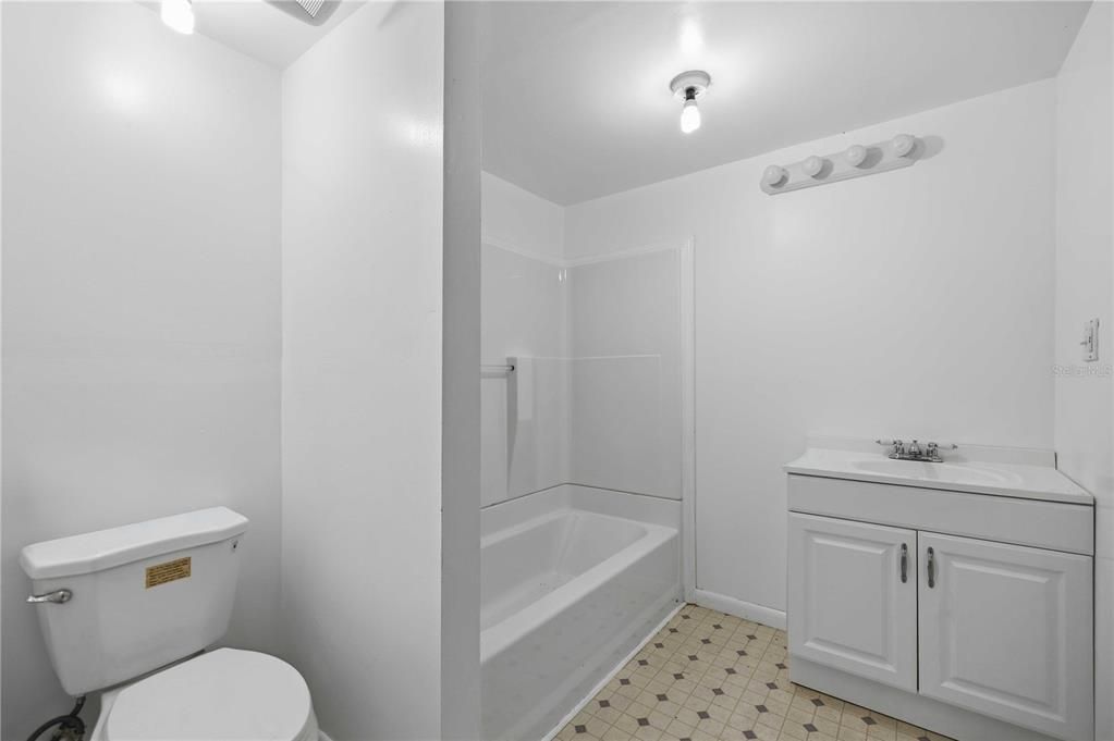 For Sale: $95,000 (2 beds, 1 baths, 832 Square Feet)