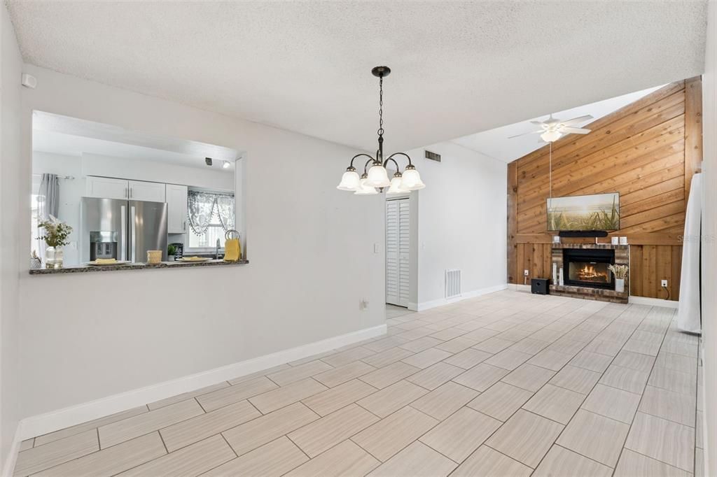 For Sale: $235,000 (2 beds, 2 baths, 1131 Square Feet)