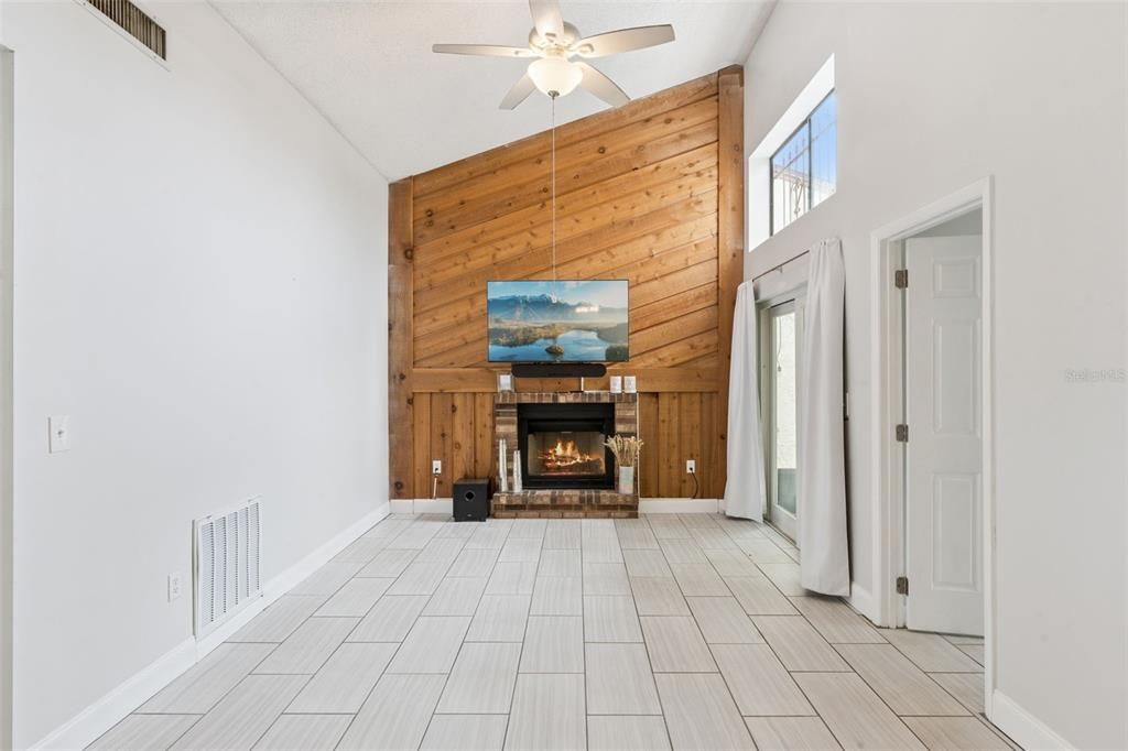 For Sale: $235,000 (2 beds, 2 baths, 1131 Square Feet)