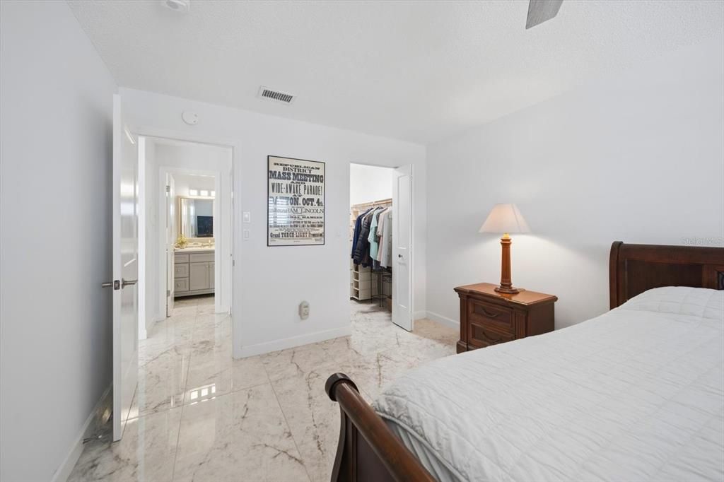 For Sale: $199,000 (1 beds, 1 baths, 1060 Square Feet)