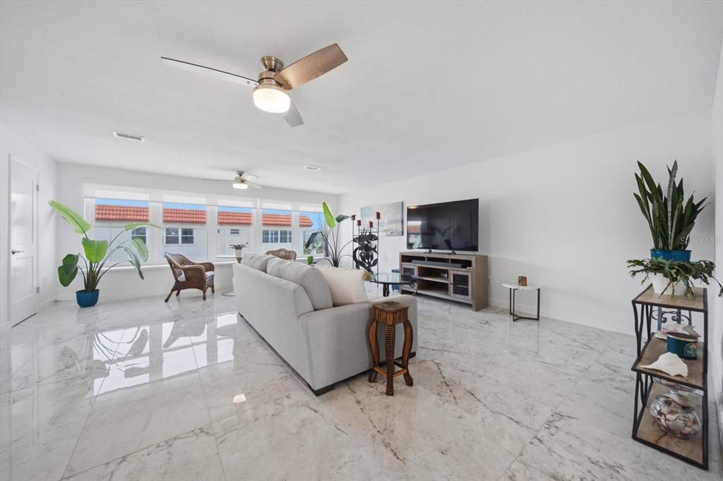 For Sale: $199,000 (1 beds, 1 baths, 1060 Square Feet)