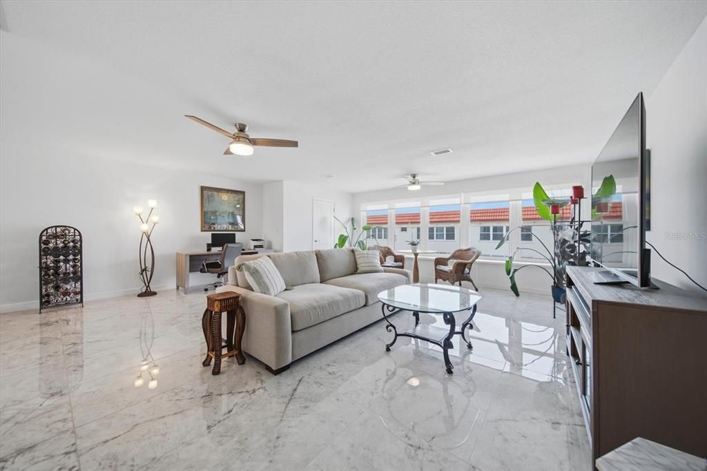For Sale: $199,000 (1 beds, 1 baths, 1060 Square Feet)