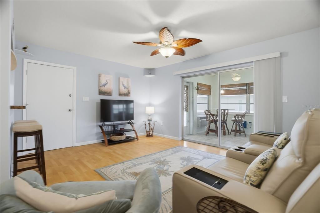 For Sale: $112,000 (2 beds, 2 baths, 1104 Square Feet)