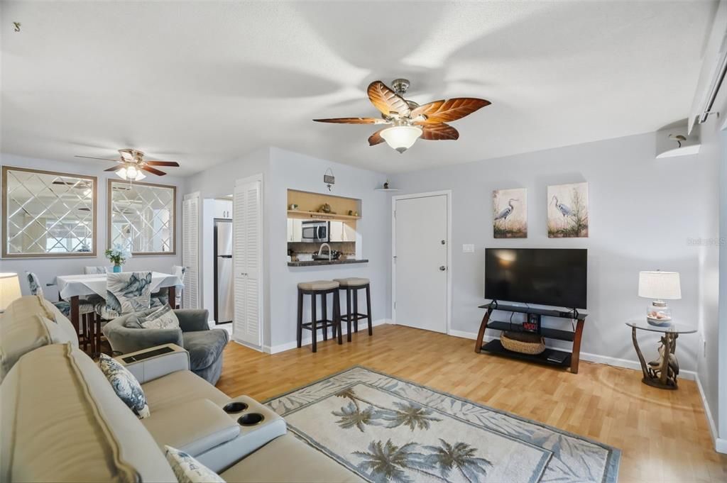 For Sale: $112,000 (2 beds, 2 baths, 1104 Square Feet)