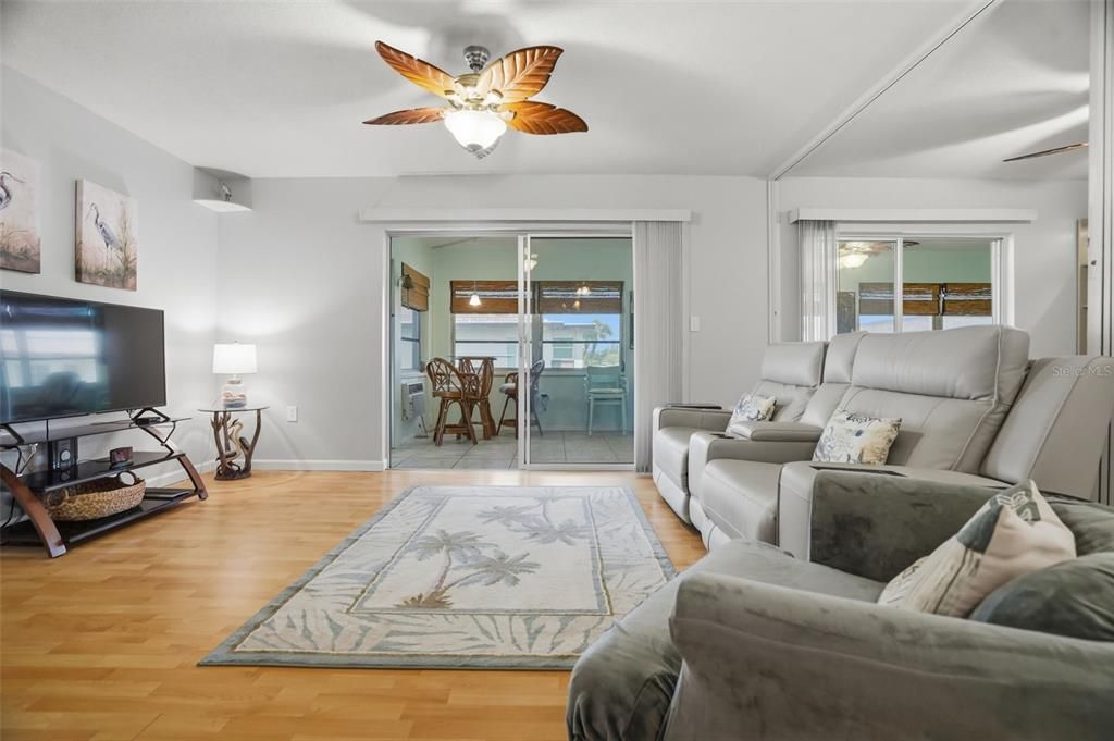 For Sale: $112,000 (2 beds, 2 baths, 1104 Square Feet)