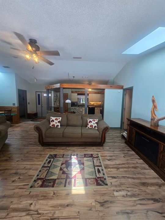 Activo con contrato: $330,000 (2 camas, 2 baños, 1544 Pies cuadrados)