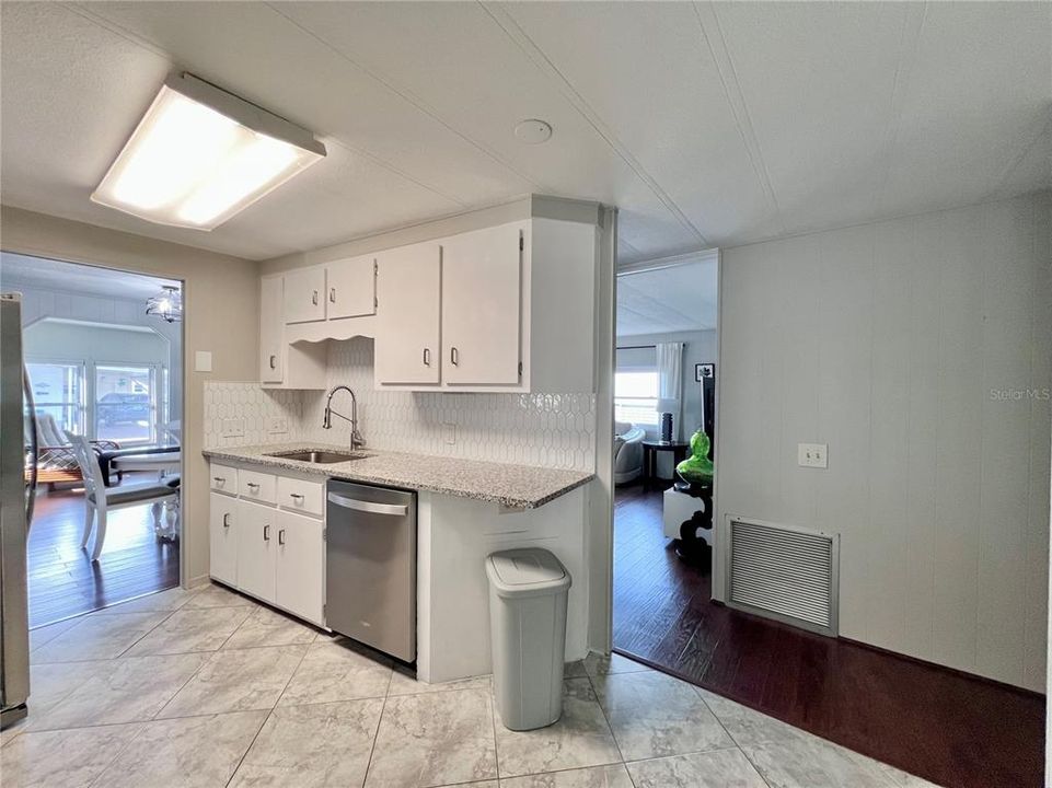 На продажу: $199,900 (2 спален, 2 ванн, 1208 Квадратных фут)