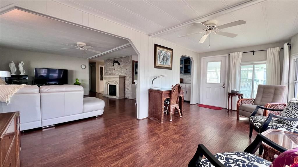 На продажу: $199,900 (2 спален, 2 ванн, 1208 Квадратных фут)
