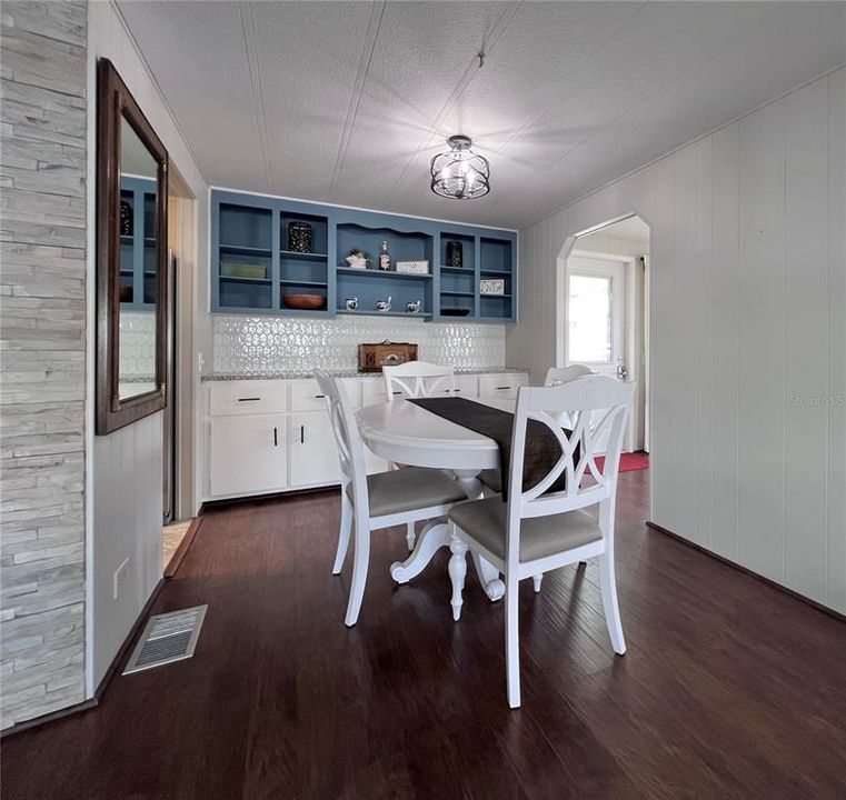 На продажу: $199,900 (2 спален, 2 ванн, 1208 Квадратных фут)
