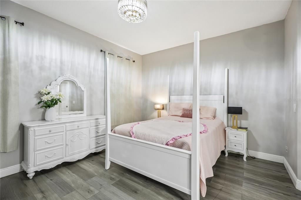 На продажу: $379,999 (4 спален, 2 ванн, 1972 Квадратных фут)