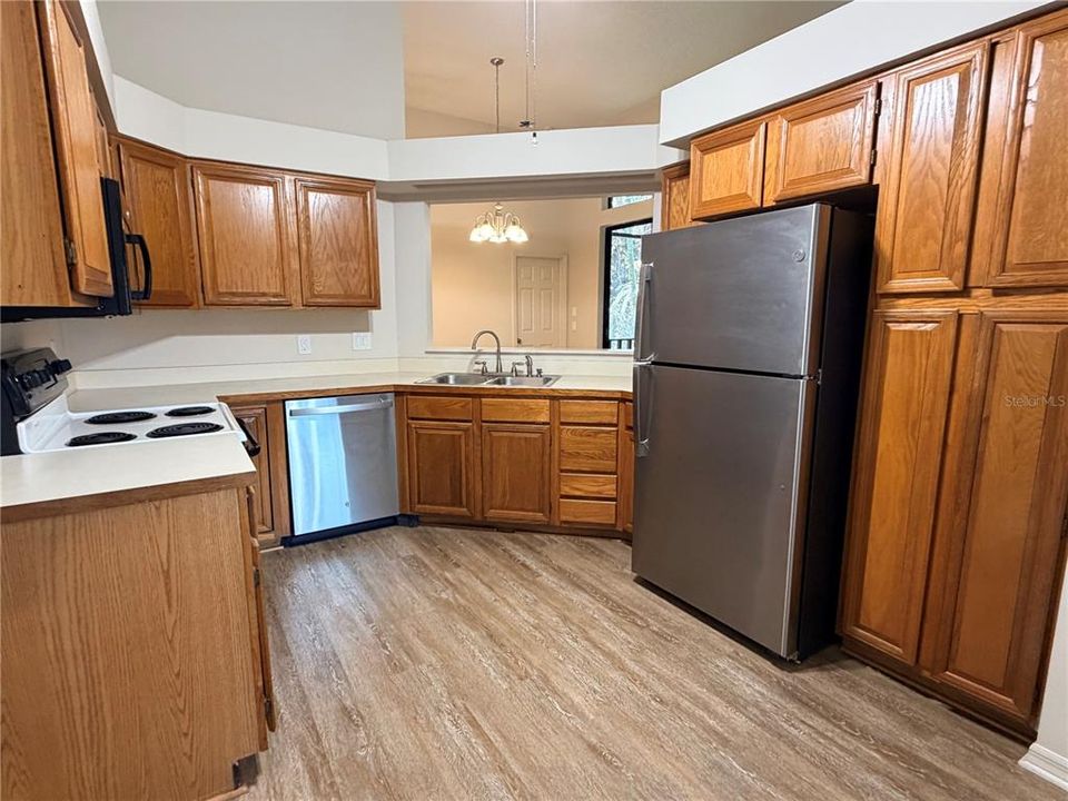 На продажу: $324,500 (2 спален, 2 ванн, 1380 Квадратных фут)