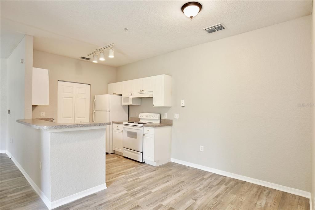 Active With Contract: $1,495 (2 beds, 2 baths, 1106 Square Feet)