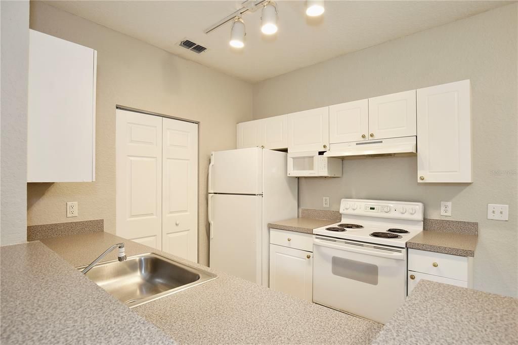 Active With Contract: $1,495 (2 beds, 2 baths, 1106 Square Feet)
