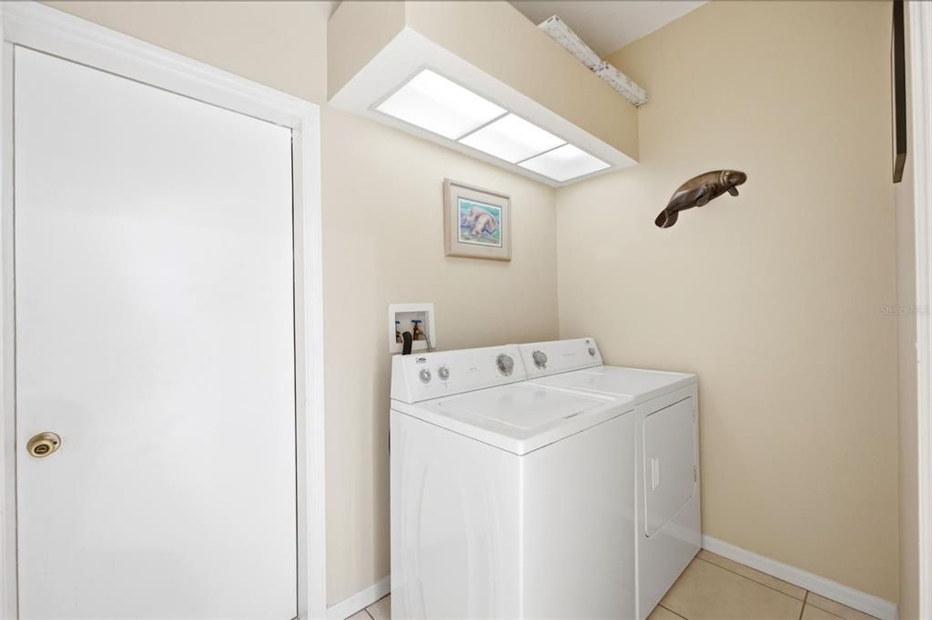 For Sale: $225,000 (2 beds, 2 baths, 1060 Square Feet)