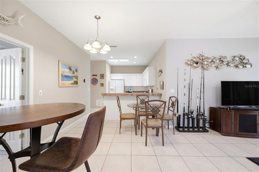 For Sale: $225,000 (2 beds, 2 baths, 1060 Square Feet)