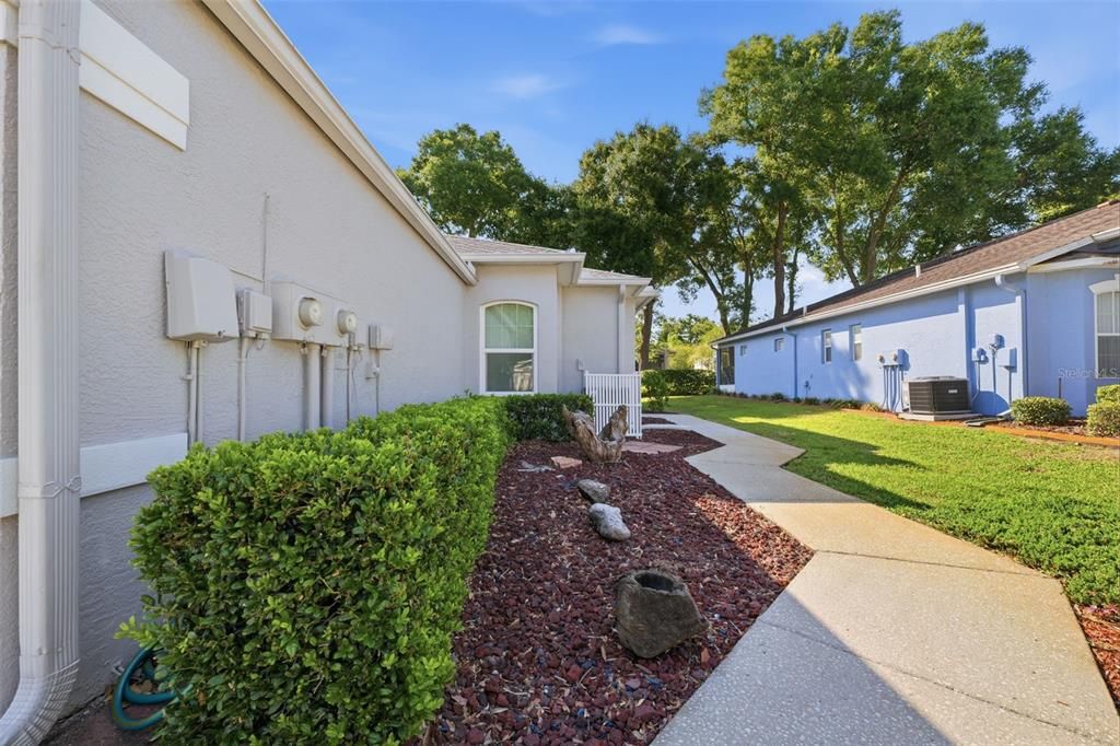 For Sale: $225,000 (2 beds, 2 baths, 1060 Square Feet)