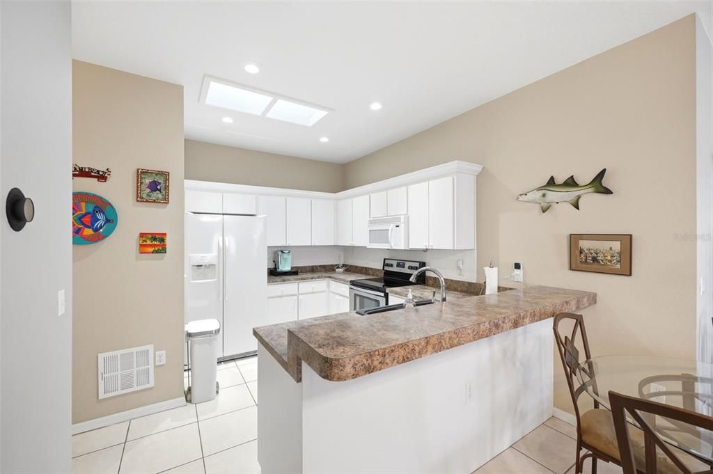 For Sale: $225,000 (2 beds, 2 baths, 1060 Square Feet)