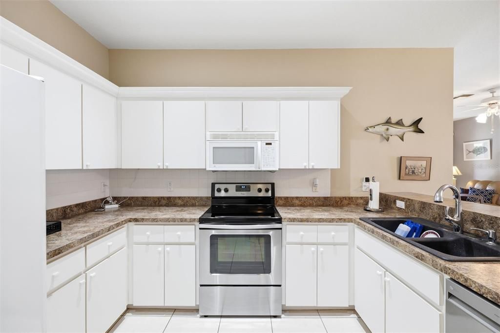 For Sale: $225,000 (2 beds, 2 baths, 1060 Square Feet)