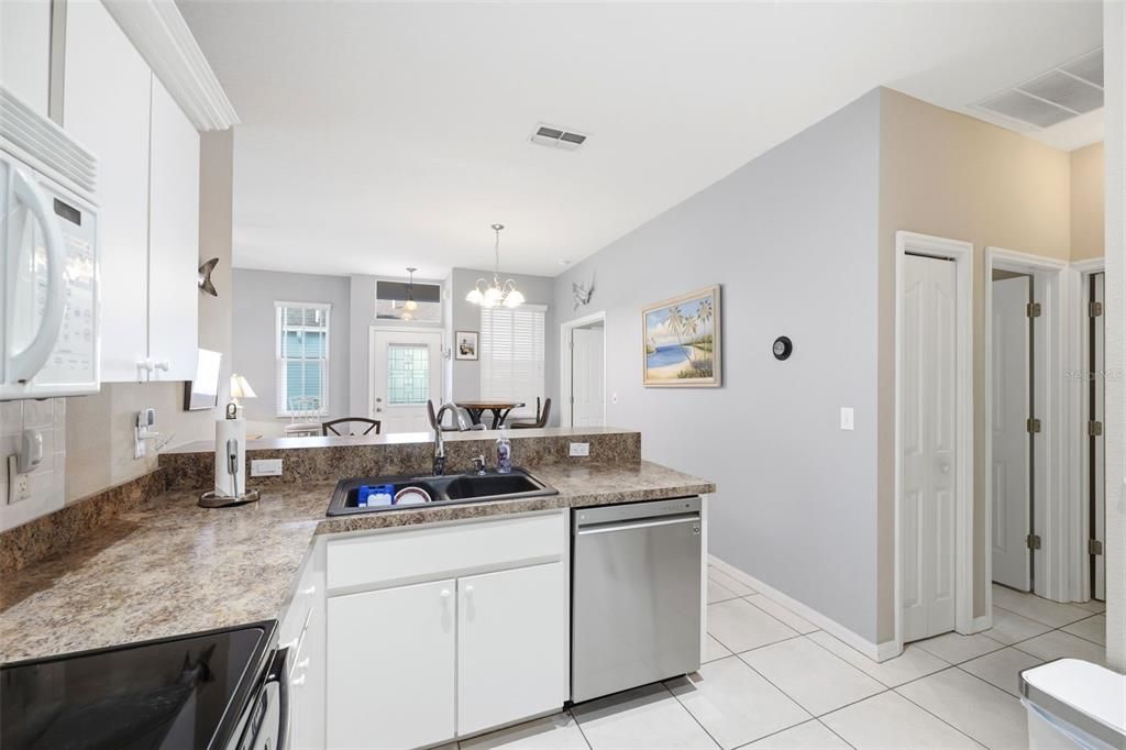 For Sale: $225,000 (2 beds, 2 baths, 1060 Square Feet)