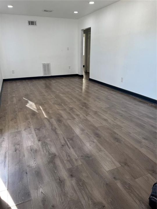 Под контрактом: $199,000 (3 спален, 1 ванн, 864 Квадратных фут)