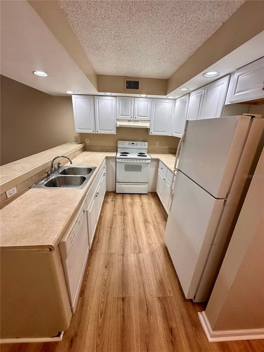 For Rent: $1,900 (2 beds, 1 baths, 1247 Square Feet)