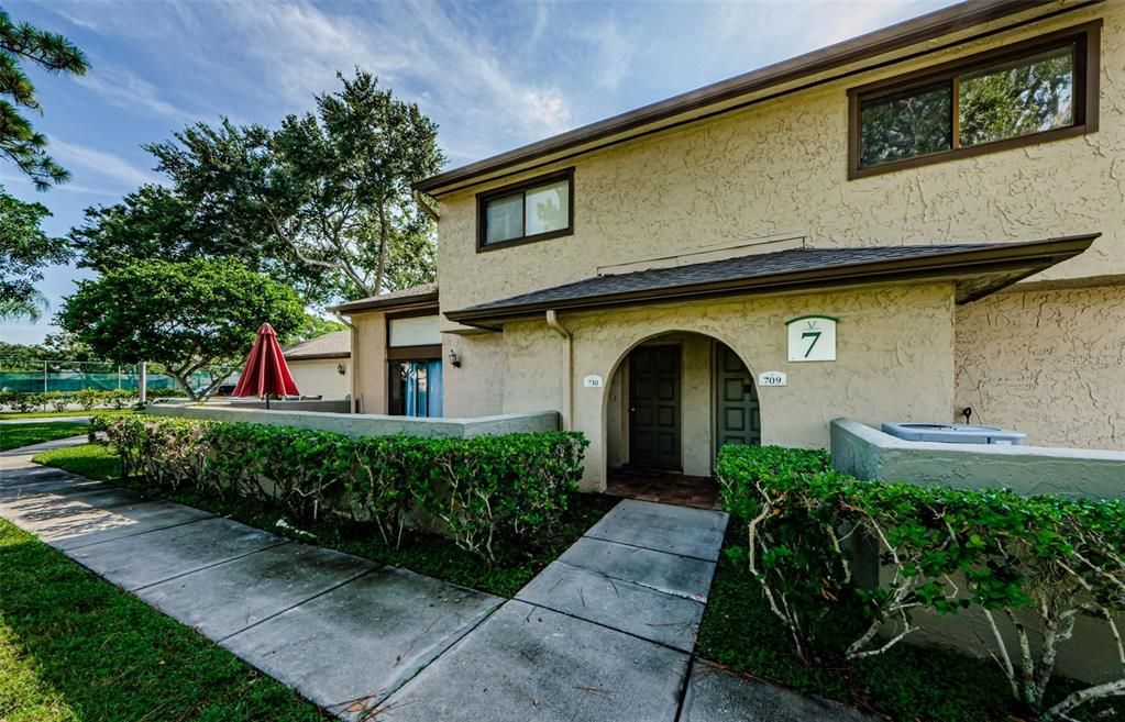 For Rent: $1,900 (2 beds, 1 baths, 1247 Square Feet)