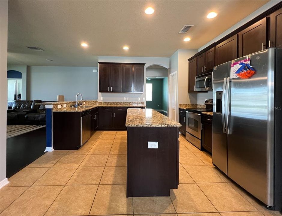 For Sale: $465,000 (5 beds, 3 baths, 2814 Square Feet)