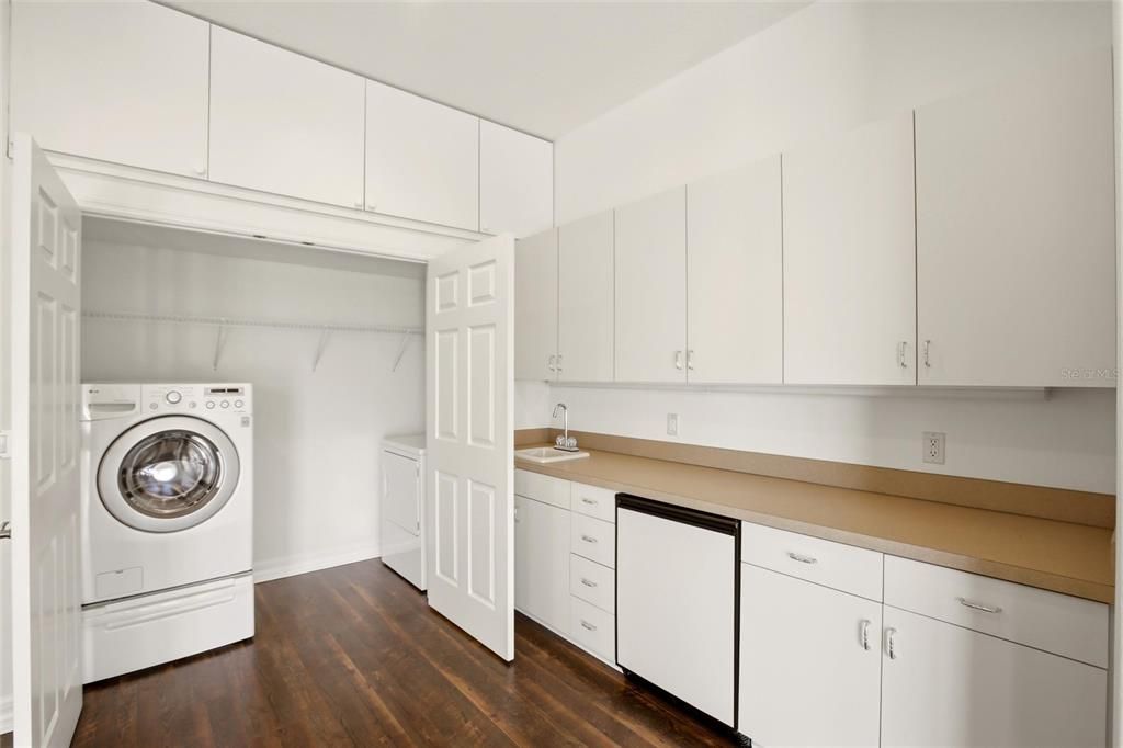 For Sale: $1,347,000 (4 beds, 4 baths, 4733 Square Feet)