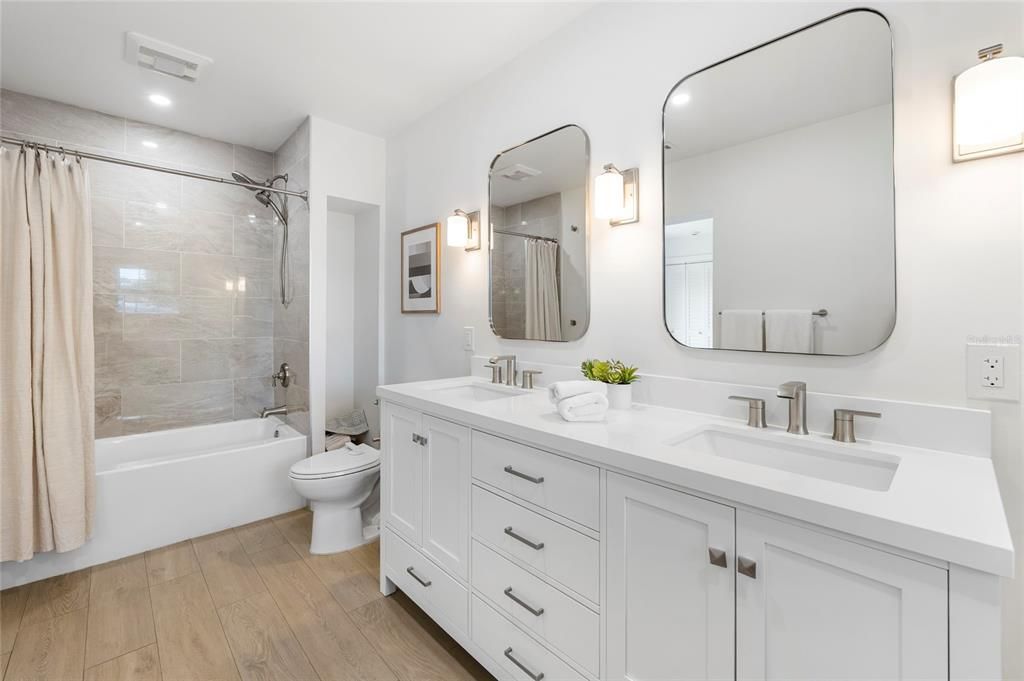 For Sale: $999,900 (3 beds, 3 baths, 1810 Square Feet)