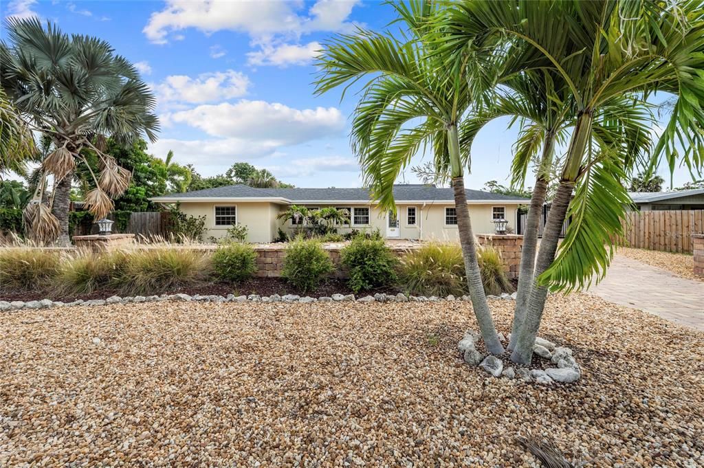 For Sale: $999,900 (3 beds, 3 baths, 1810 Square Feet)
