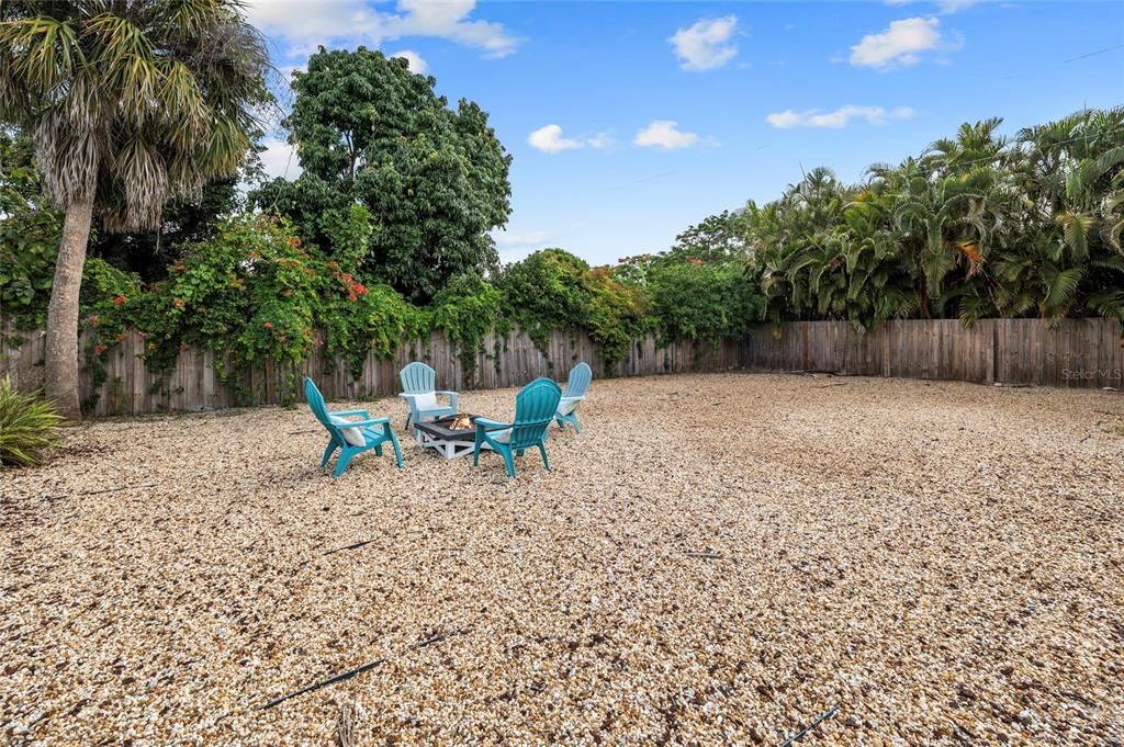 For Sale: $999,900 (3 beds, 3 baths, 1810 Square Feet)