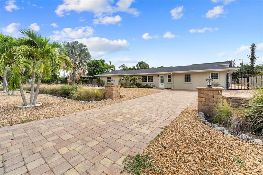 For Sale: $999,900 (3 beds, 3 baths, 1810 Square Feet)