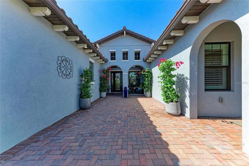 Activo con contrato: $975,000 (3 camas, 4 baños, 2804 Pies cuadrados)