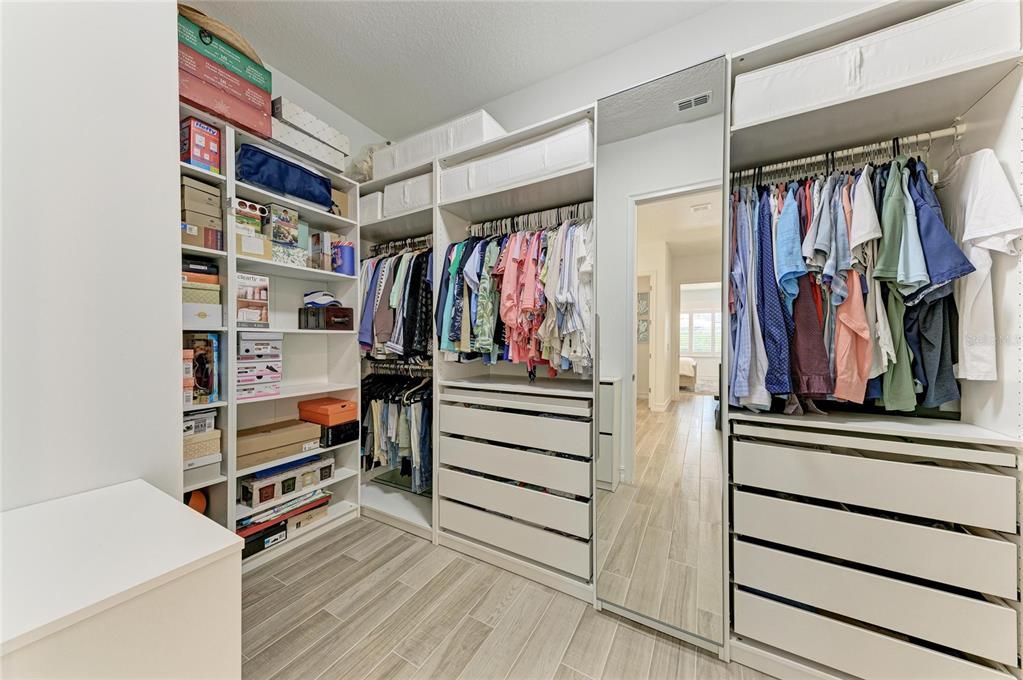 Activo con contrato: $975,000 (3 camas, 4 baños, 2804 Pies cuadrados)