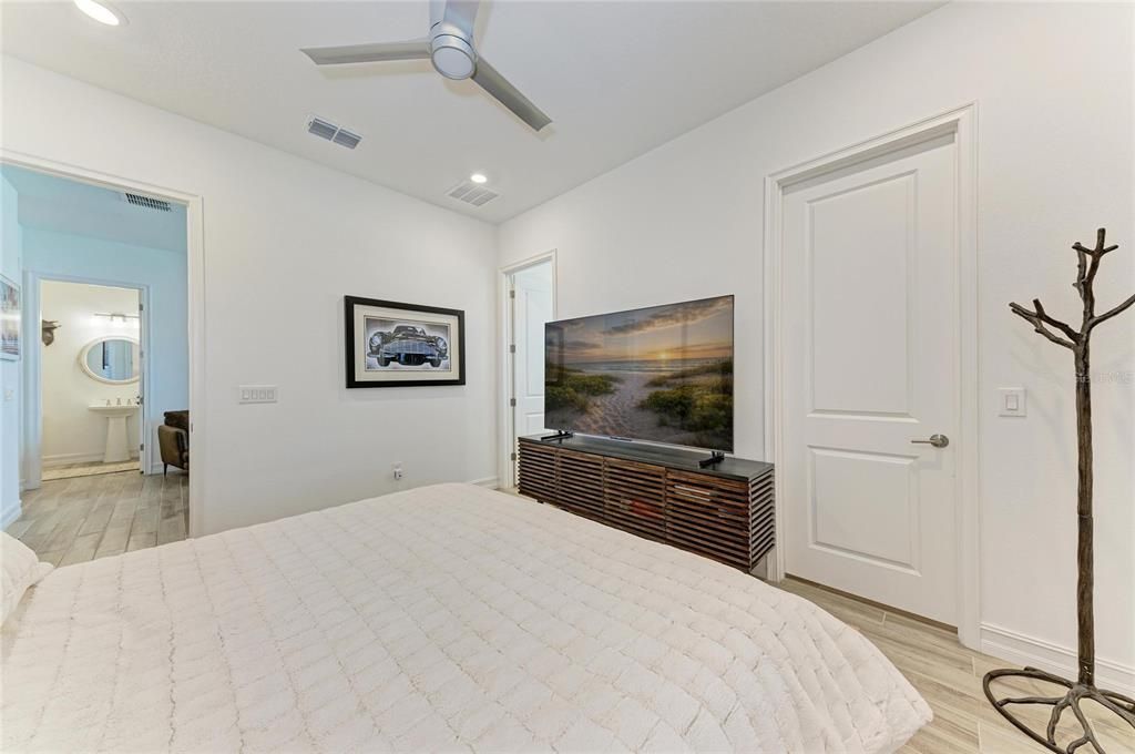 Activo con contrato: $975,000 (3 camas, 4 baños, 2804 Pies cuadrados)