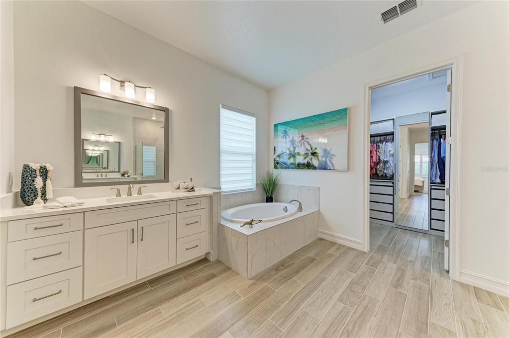 Activo con contrato: $975,000 (3 camas, 4 baños, 2804 Pies cuadrados)